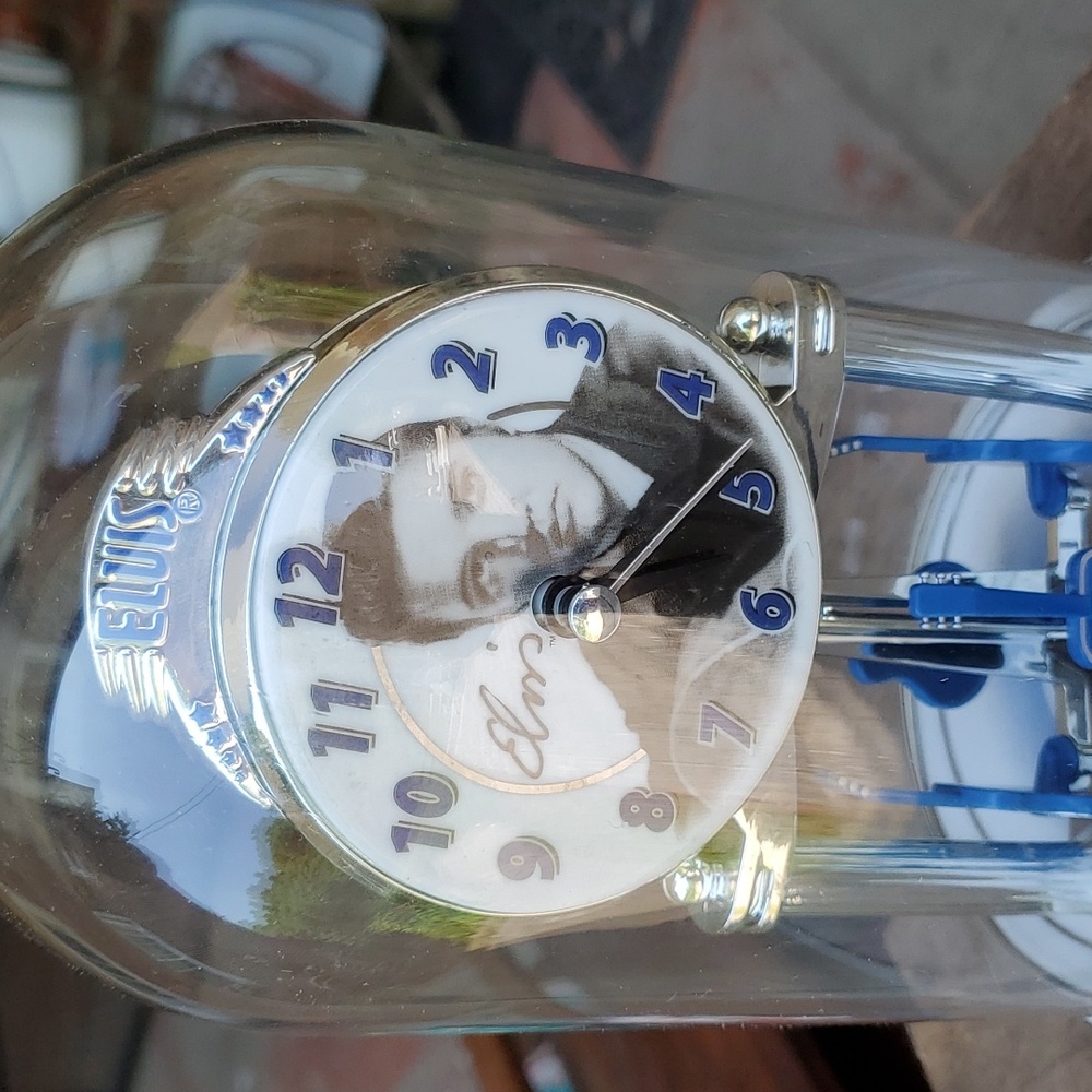 Kitchy Elvis clock with spinning guitars